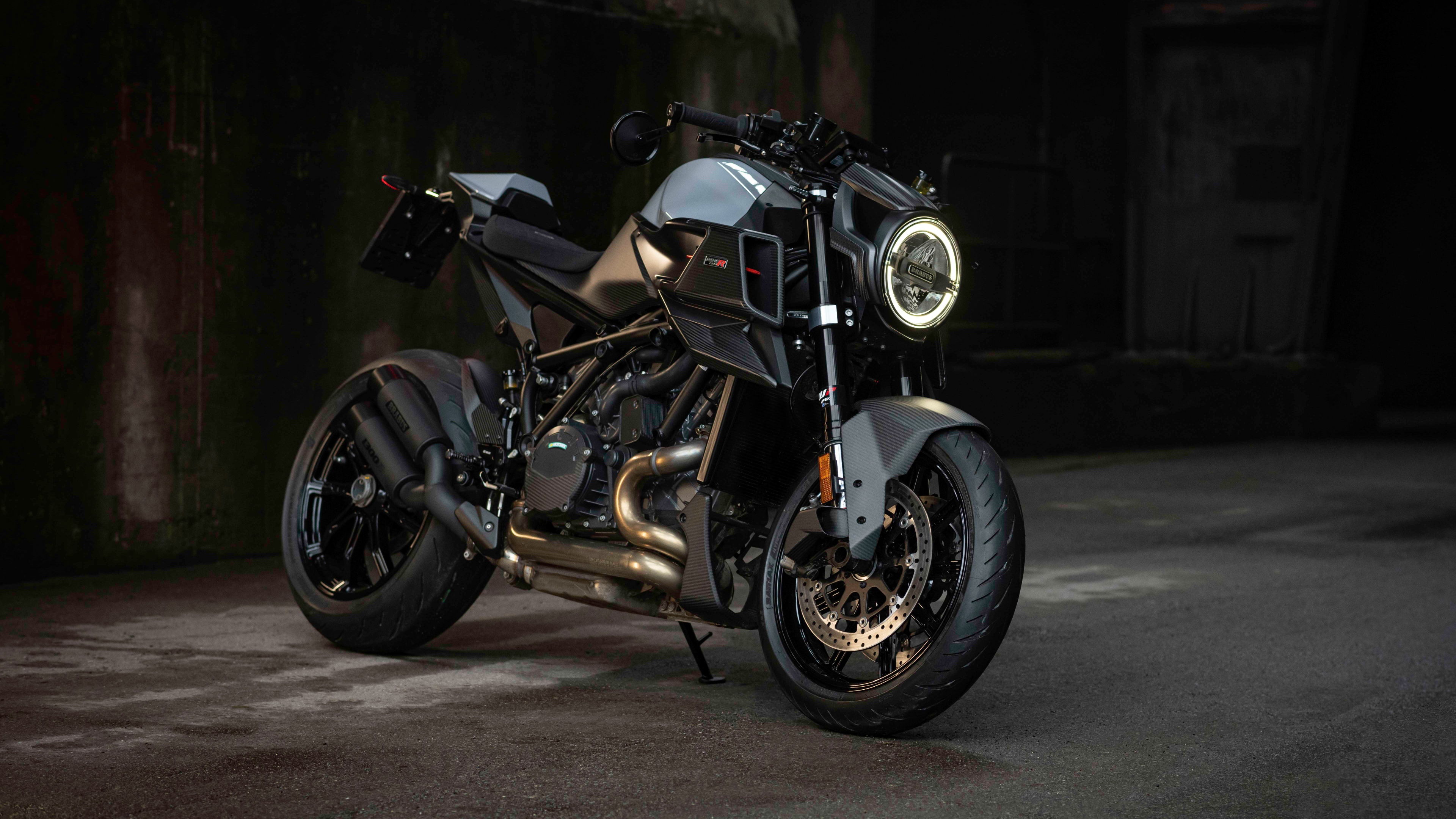 Dark Hyper Naked. The Masterpiece of Concrete And Carbon