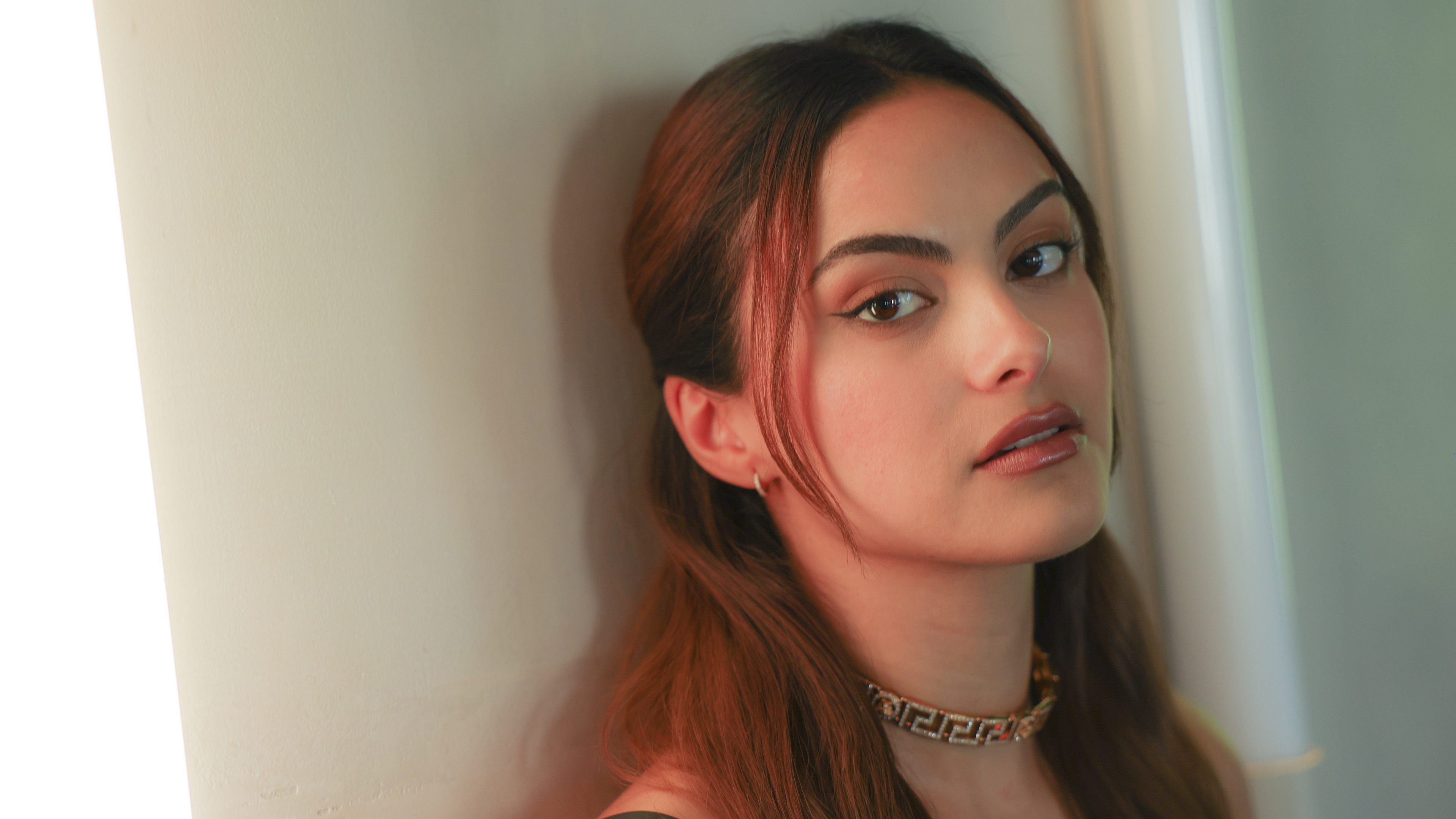 Warm Illumination. The Golden Hour Edge ✨💄