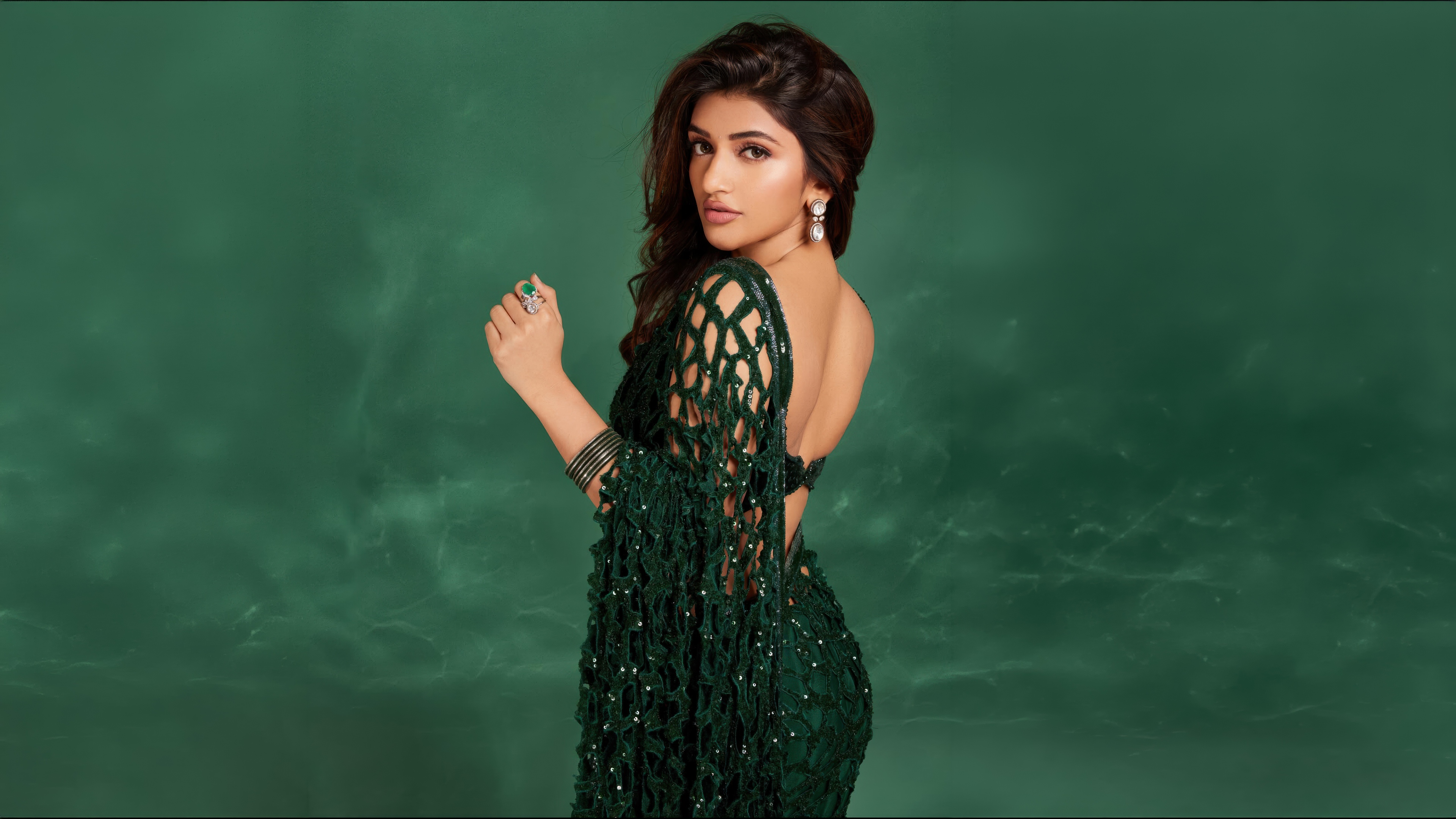 Emerald Lattice. Turning Stance in Ornate Netting 🍃💚