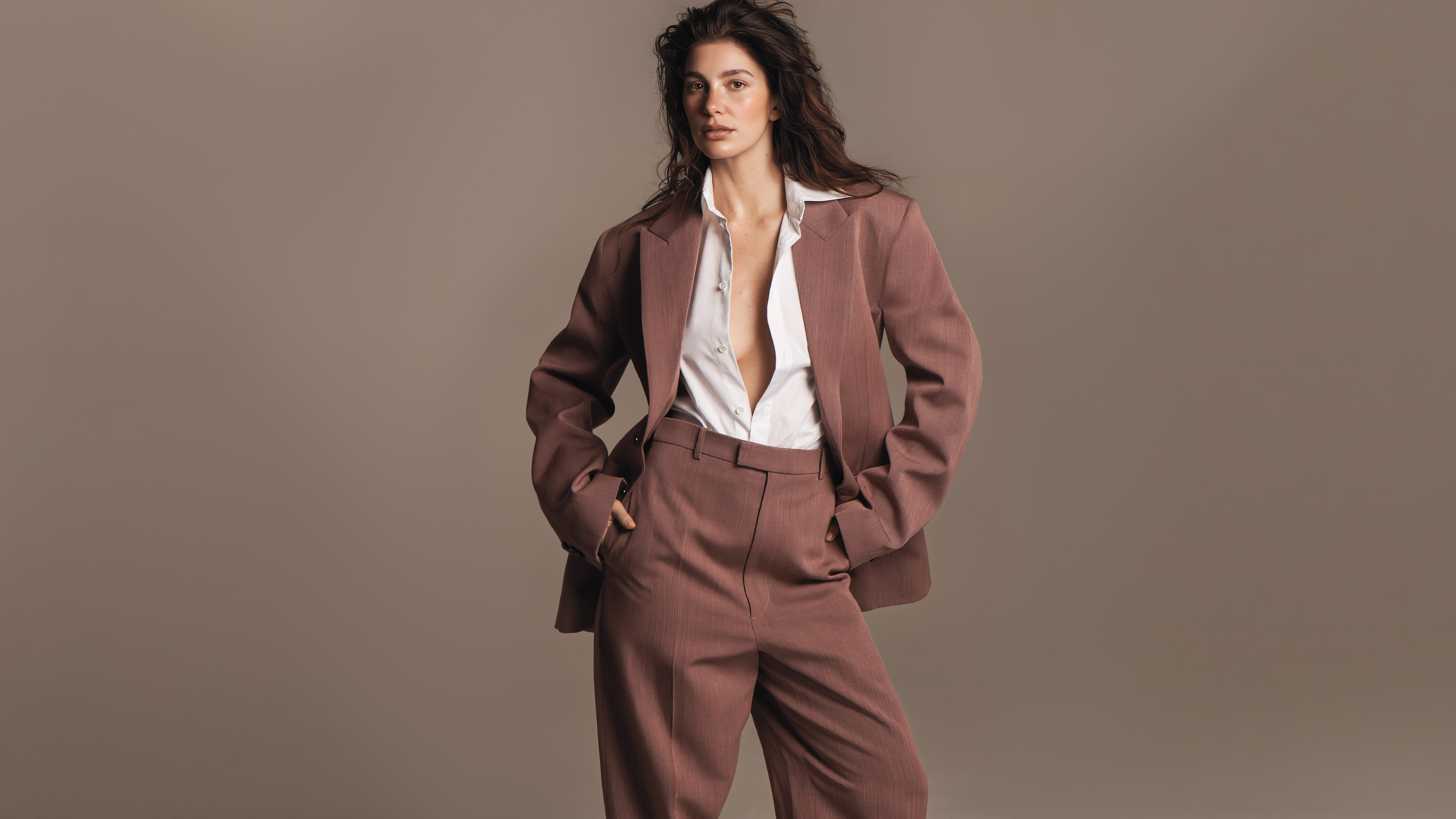 Deconstructive Suiting. Oversized Earth Tones and Bare Décolletage 🧥🍂